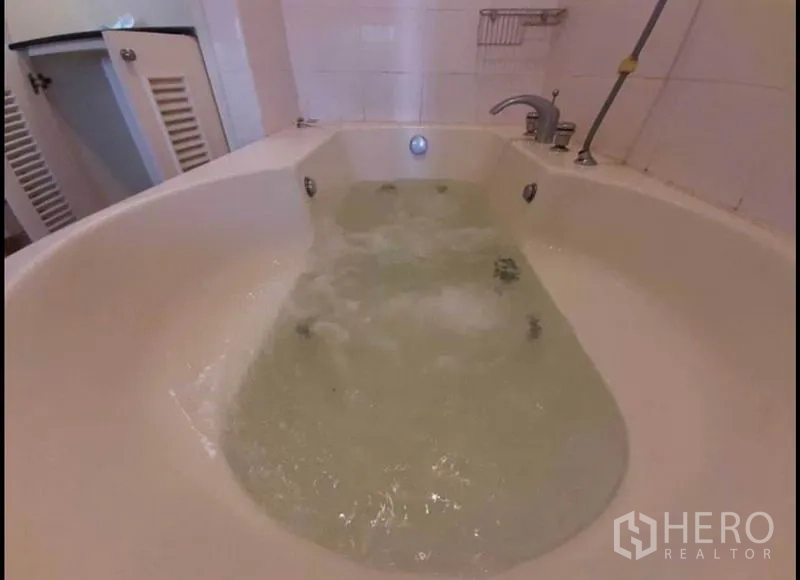 คอนโด ให้เช่าหรือขายในKhlong Toei, Bangkok - ภาพระยะใกล้อ่างจากุซซี่ที่กำลังเปิดระบบน้ำวน