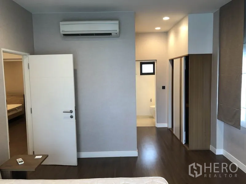 บ้าน ให้เช่าในBang Kapi, Bangkok - ห้องนอนชั้นบน มีแอร์ ตู้เสื้อผ้า พื้นไม้ และทางเข้าห้องน้ำในตัว