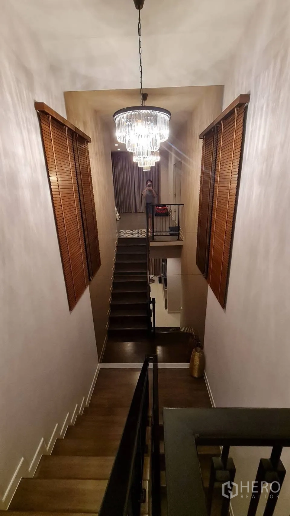บ้านเดี่ยว for rent in Saphan Sung, Bangkok - โถงบันไดพื้นไม้พร้อมโคมระย้าคริสตัล.