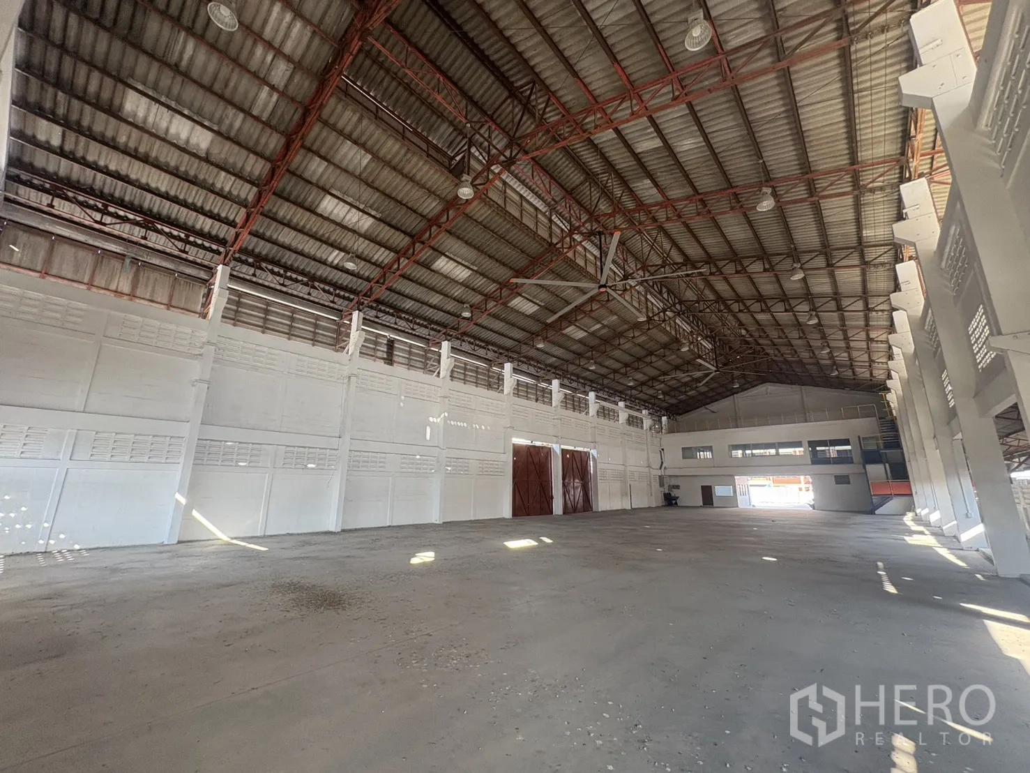 คลังสินค้า ให้เช่าในBang Phli, Samut Prakan - พื้นที่ผลิตโล่งกว้างมองไปยังออฟฟิศและทางออกโหลดสินค้า