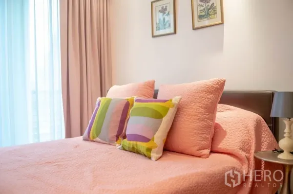 คอนโด ให้เช่าในPhaya Thai, Bangkok - ห้องนอนที่สองโทนชมพู เตียงปูผ้าคลุมสีพาสเทลและหมอนหลากสี