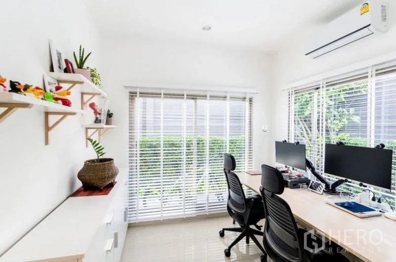 独立式住宅 出租 - 家庭办公间，双人书桌与显示器，层板置物，大窗百叶。