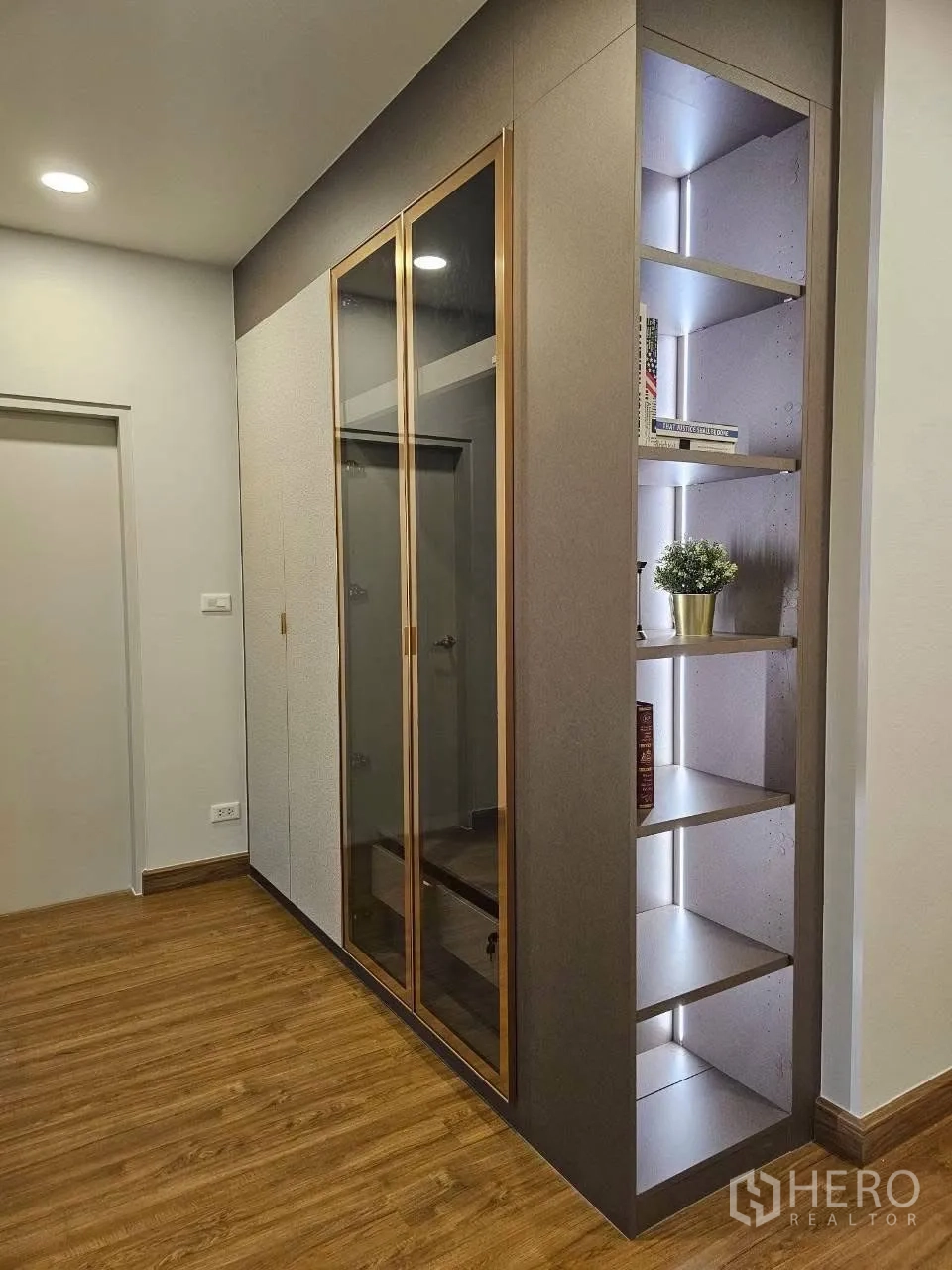 独栋房屋 for rent or sale in Bang Phli, Samut Prakan - 衣柜转角，玻璃柜门与一体化层架。