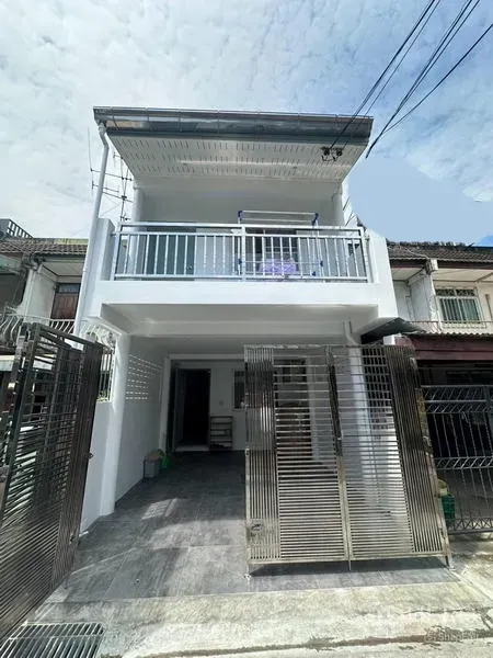 ทาวน์เฮาส์ ให้เช่าในPhra Khanong, Bangkok - ด้านหน้าทาวน์เฮ้าส์รีเฟรชใหม่ มีระเบียงและประตูเลื่อนสแตนเลส