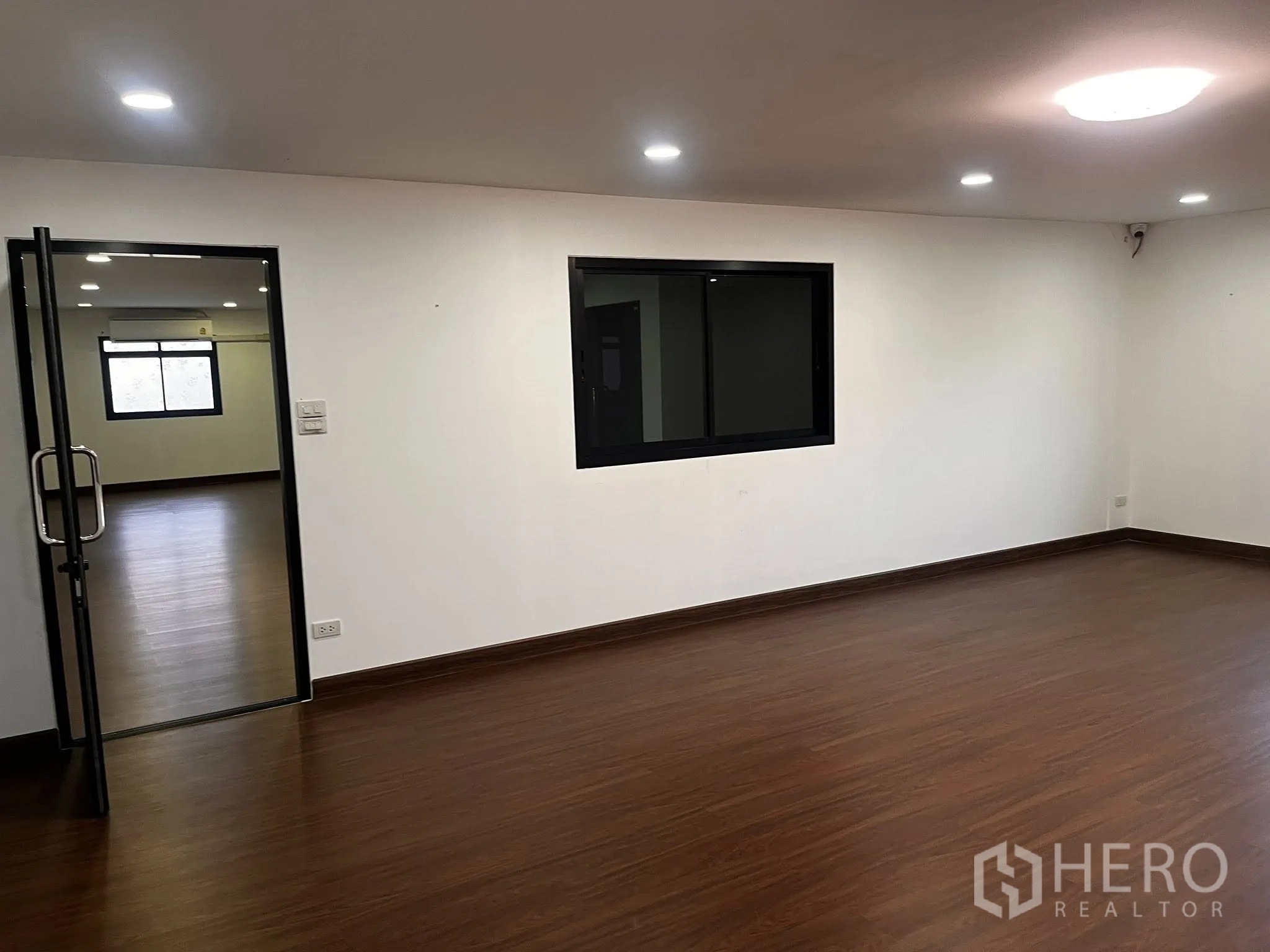 โกดัง for rent in Lat Phrao, Bangkok - ห้องออฟฟิศเชื่อมต่อกัน มีหน้าต่างภายในและไฟสว่าง