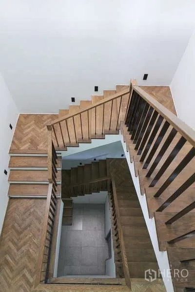 ทาวน์เฮาส์ ขายในWatthana, Bangkok - บันไดไม้ล้อมโถงกลาง พื้นลายก้างปลา มุมมองจากด้านบน