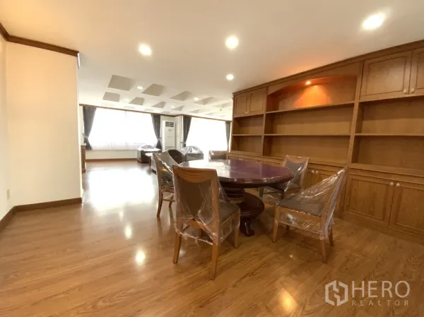 คอนโด ให้เช่าในWatthana, Bangkok - พื้นที่รับประทานอาหาร โต๊ะกลม และตู้บิลท์อินไม้เต็มผนัง เชื่อมต่อโซนนั่งเล่นในคลองตันเหนือ