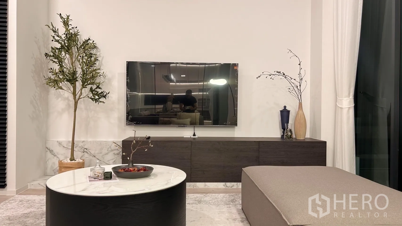 独立式住宅 出租在Saphan Sung, Bangkok - 电视背景墙，悬空柜、云石踢脚与摆件。