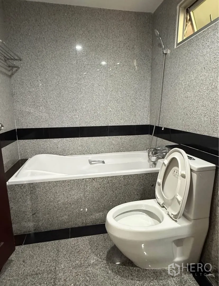คอนโด for rent in Pathum Wan, Bangkok - ห้องน้ำปูกระเบื้องแกรนิตพร้อมอ่างอาบน้ำ ฝักบัว และโถสุขภัณฑ์