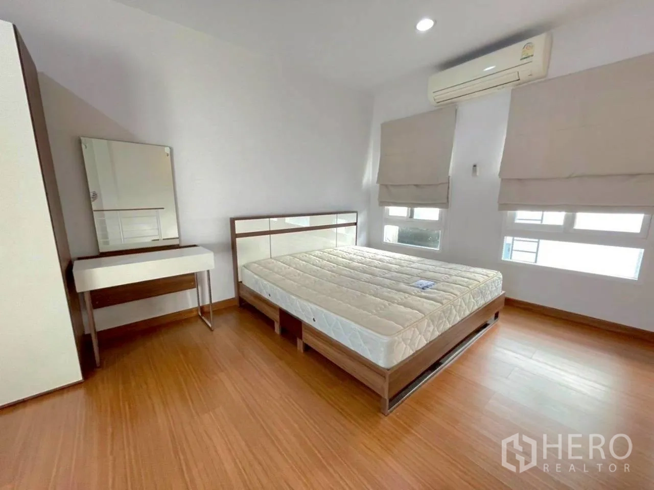 联排别墅 for rent in Bang Kho Laem, Bangkok - 宽敞卧室配双人床、梳妆台、衣柜、木地板和空调。