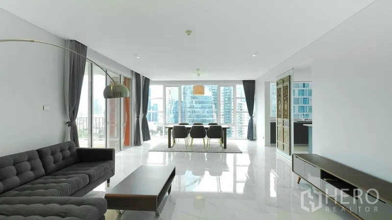 คอนโด ขาย - ห้องนั่งเล่นยาวต่อเนื่องถึงมุมทานอาหารและหน้าต่างสูงเต็มบาน