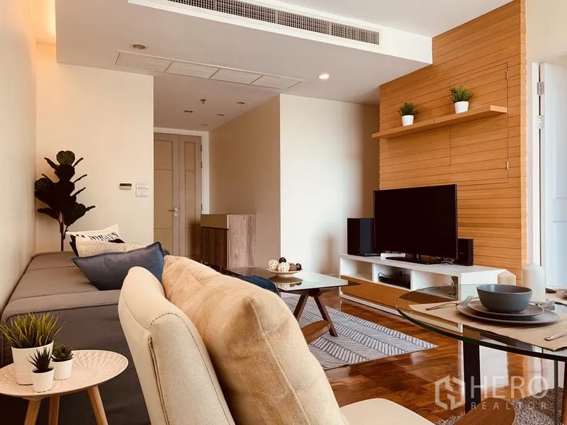 คอนโด ให้เช่าในWatthana, Bangkok - มุมนั่งเล่นอบอุ่น โซฟา ตู้ทีวี และผนังไม้ตกแต่ง