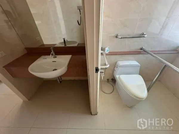 สำนักงาน ให้เช่าในPrawet, Bangkok - ห้องน้ำพร้อมราวจับสำหรับผู้พิการและเคาน์เตอร์อ่างล้างหน้า