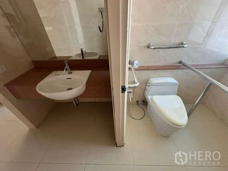 สำนักงาน ให้เช่าในPrawet, Bangkok - ห้องน้ำพร้อมราวจับสำหรับผู้พิการและเคาน์เตอร์อ่างล้างหน้า