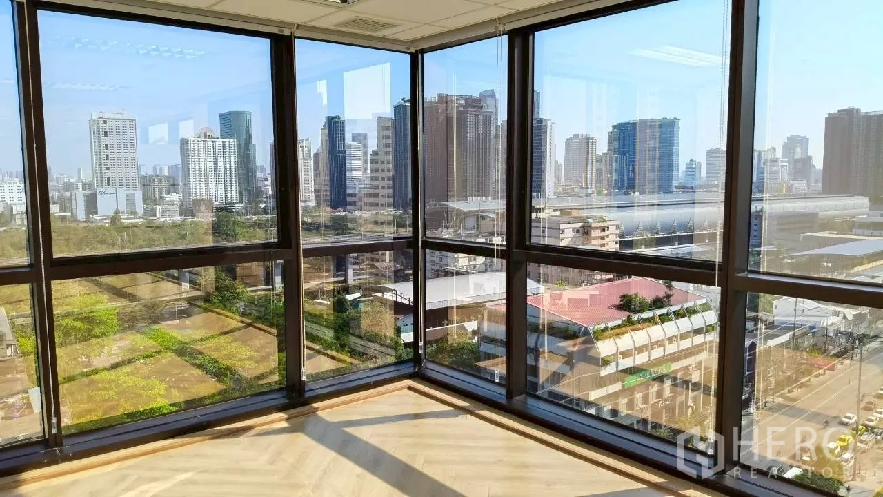 办公空间 for rent in Ratchathewi, Bangkok - 转角玻璃窗，可见天际线与轨道线的高层视野