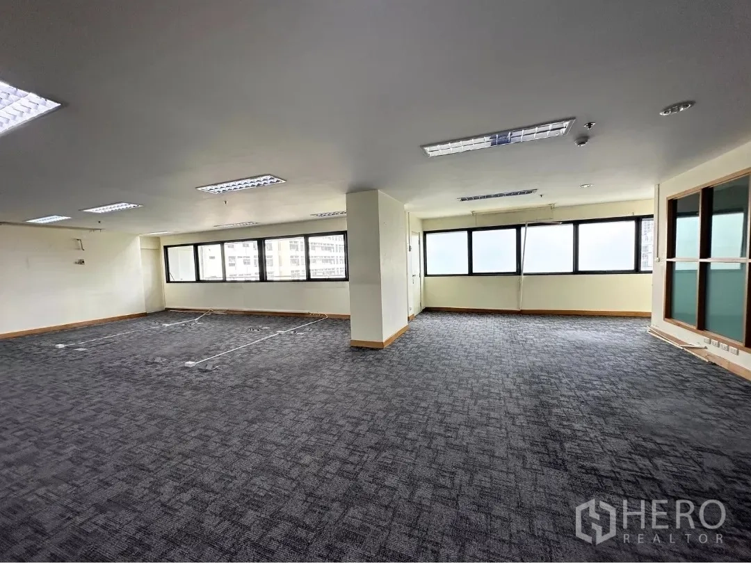 สำนักงาน ให้เช่าในBang Rak, Bangkok - โซนมุมออฟฟิศมีหน้าต่างรอบด้านรับแสงธรรมชาติ