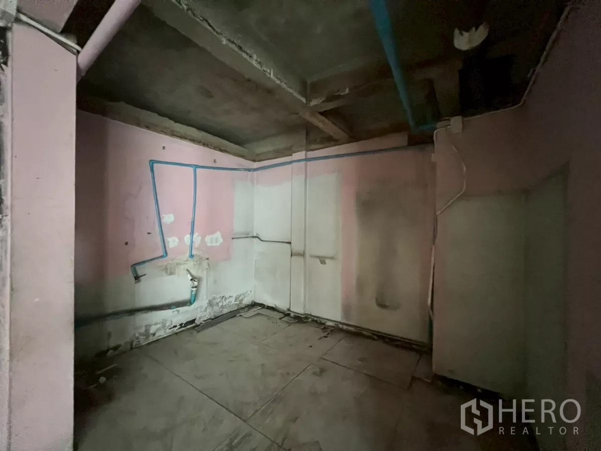 店屋 出租在Watthana, Bangkok - 粉色多功能房，外露蓝色给水管道。