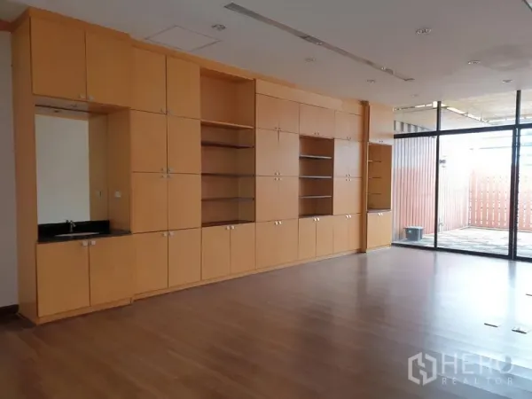 สำนักงาน ให้เช่าในKhlong Toei, Bangkok - พื้นที่สำนักงานกว้าง มีชั้นวางเต็มผนัง อ่างล้างเล็ก และประตูกระจกสไลด์ออกสู่ระเบียง