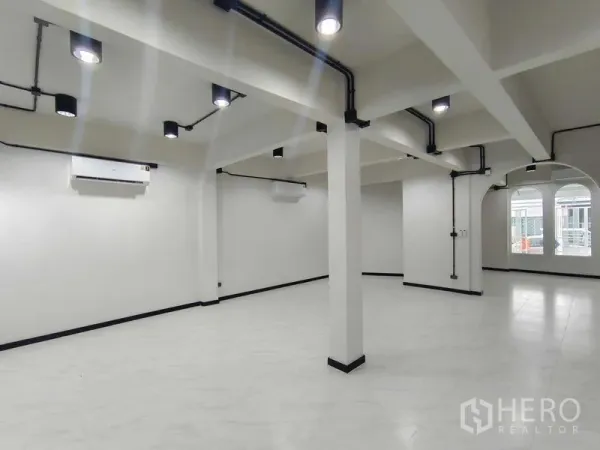 Townhouse for sale in Bang Phlat, Bangkok - Open-plan floor with columns, LED downlights, exposed conduits and air-conditioning.