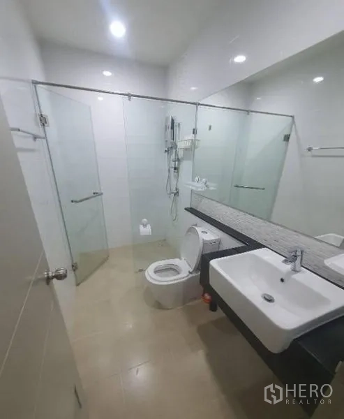 สำนักงานที่บ้าน ให้เช่าในLat Phrao, Bangkok - ห้องน้ำสะอาด พร้อมตู้ shower กระจก อ่างล้างหน้า และอุปกรณ์สุขภัณฑ์ทันสมัย