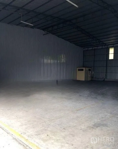Warehouse for rent in Bang Kapi, Bangkok - Open warehouse space with high ceiling and fluorescent lighting, ideal for storage or light operations.
