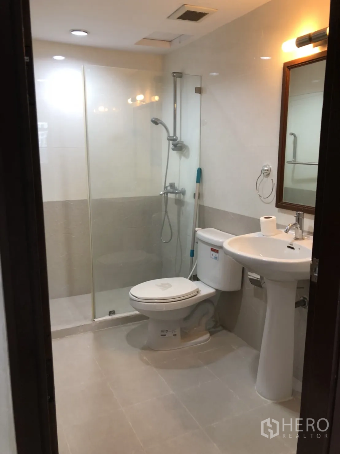 คอนโด ให้เช่าในWatthana, Bangkok - ห้องน้ำปรับปรุงใหม่ ฝักบัวกระจก อ่างล้างหน้าแบบขาตั้ง