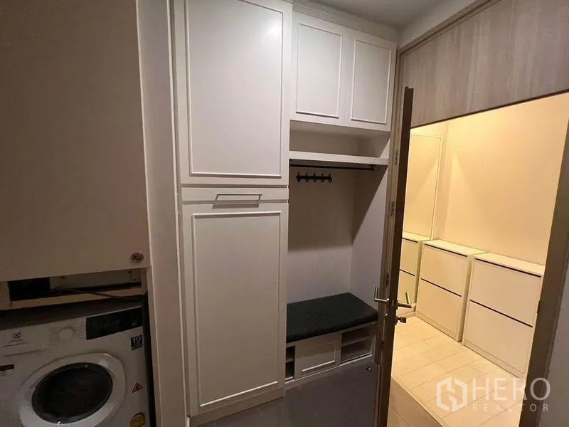 คอนโด ให้เช่าในPathum Wan, Bangkok - โซนซักรีดพร้อมเครื่องซักผ้าและตู้เก็บของสูง ข้างประตูบานเลื่อน