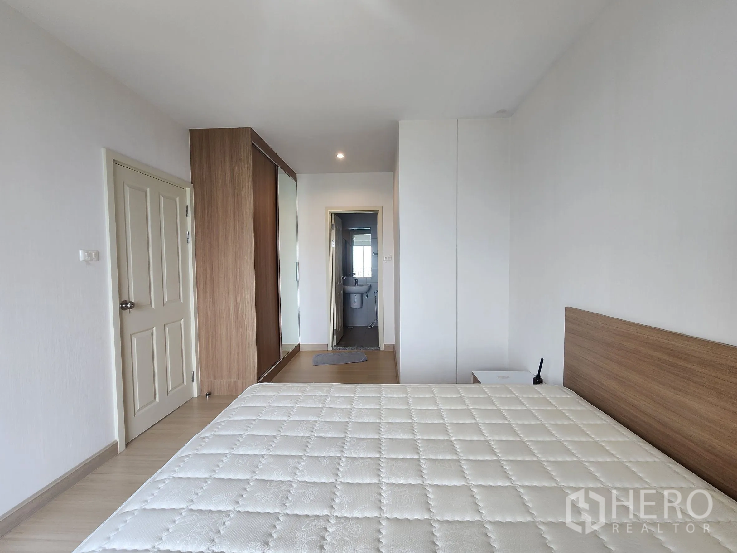 คอนโด for rent in Huai Khwang, Bangkok - โถงในห้องนอน ตู้เสื้อผ้า บานประตู และทางเข้าสู่ห้องน้ำ