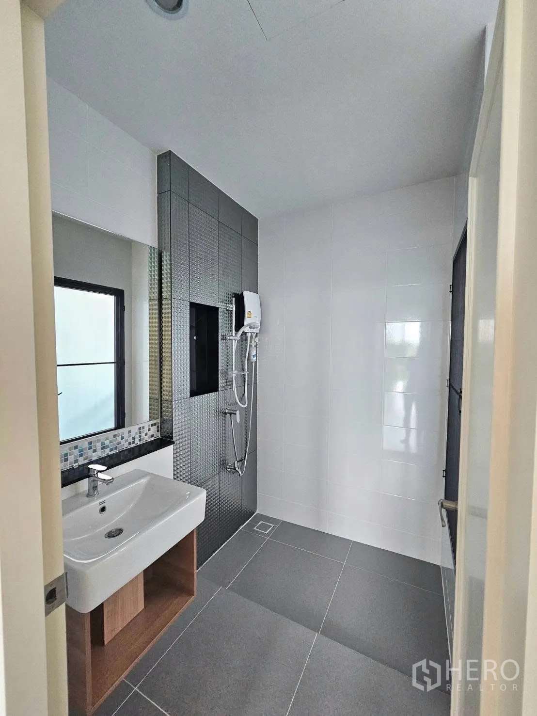 ทาวน์เฮาส์ for rent in Saphan Sung, Bangkok - ห้องน้ำพร้อมพื้นที่อาบน้ำแบบ Walk-in กระเบื้องโมเสก อ่างล้างหน้า และเครื่องทำน้ำอุ่น