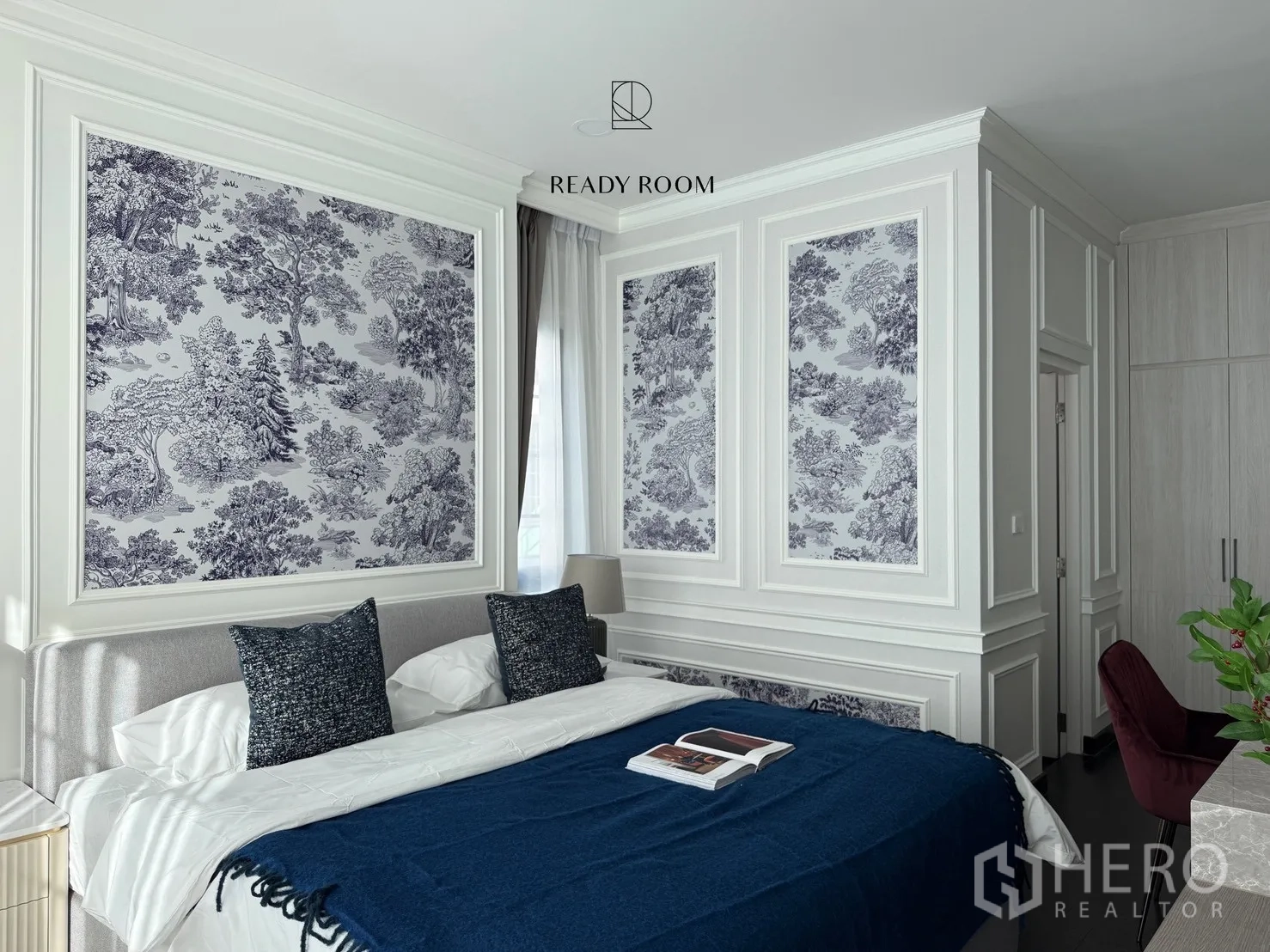 บ้าน ให้เช่าหรือขายในBang Phli, Samut Prakan - ห้องนอนมาสเตอร์สว่าง เตียงคิงพร้อมผ้าคลุมสีน้ำเงิน และผนังบัวลายโทวล์