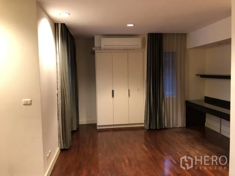 บ้าน ให้เช่าในWang Thonglang, Bangkok - ห้องนอนที่สอง มีแอร์ ตู้เสื้อผ้า โต๊ะทำงานยาวและชั้นวางของ