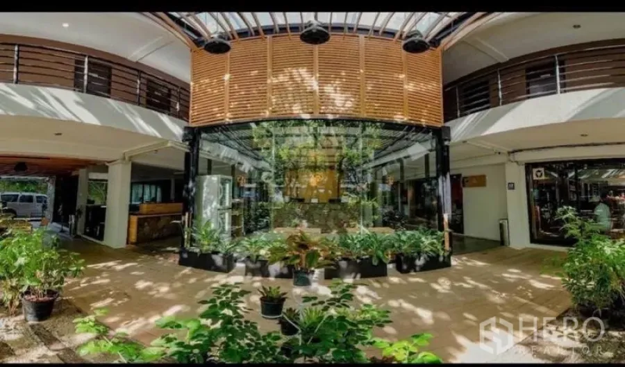 零售空间 出售在Phra Nakhon, Bangkok - 一层中庭大堂，玻璃立面与大量盆栽绿植。