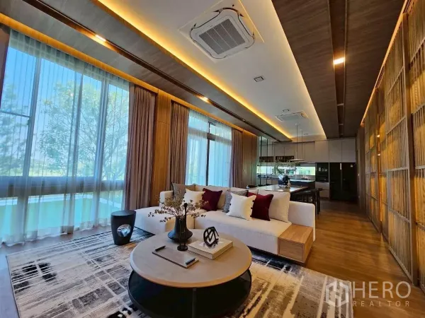 บ้าน ให้เช่าในSaphan Sung, Bangkok - โถงรับแขกสว่าง โปร่ง กระจกเต็มผนัง โซฟาตัวใหญ่ เชื่อมต่อพื้นที่ทานอาหาร