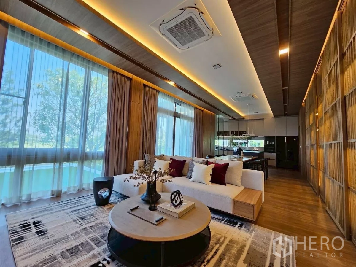 บ้าน ให้เช่าในSaphan Sung, Bangkok - โถงรับแขกสว่าง โปร่ง กระจกเต็มผนัง โซฟาตัวใหญ่ เชื่อมต่อพื้นที่ทานอาหาร