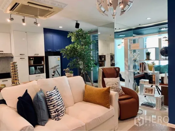 คอนโด ให้เช่าในWatthana, Bangkok - ห้องนั่งเล่นสไตล์โมเดิร์น โซฟาสีครีม หมอนอิง และชั้นวางเปิดเชื่อมมุมทำงาน