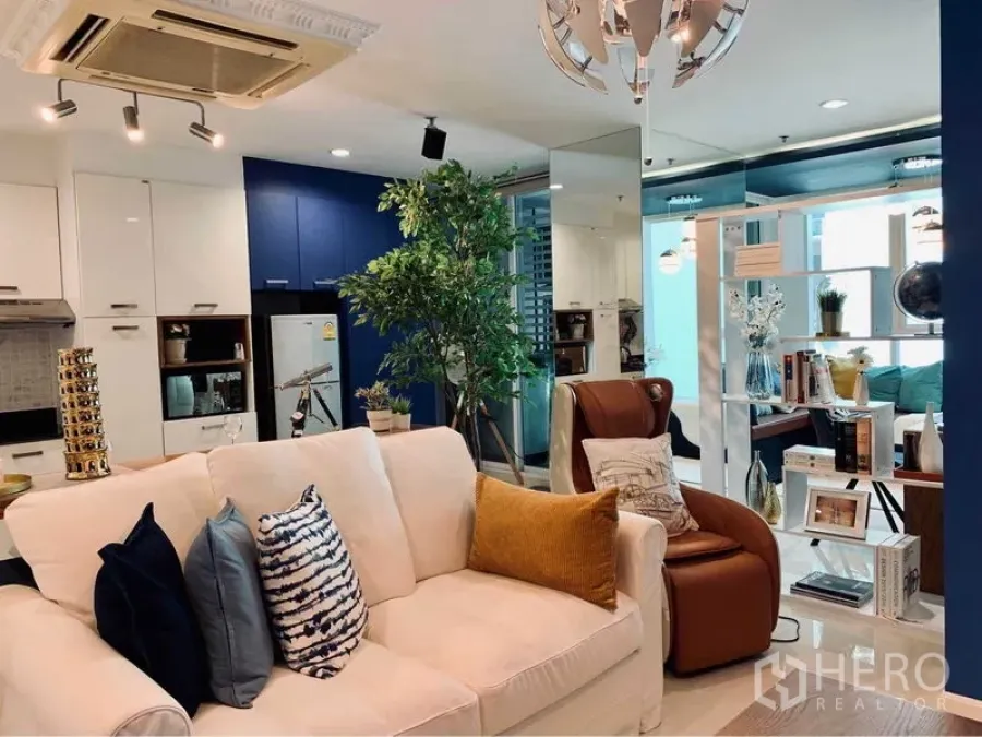 คอนโด ให้เช่าในWatthana, Bangkok - ห้องนั่งเล่นสไตล์โมเดิร์น โซฟาสีครีม หมอนอิง และชั้นวางเปิดเชื่อมมุมทำงาน