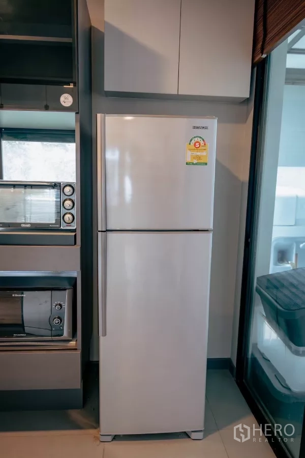 独立式住宅 出租或出售在Bang Phli, Samut Prakan - 电器柜一体化：冰箱、微波炉与烤箱。