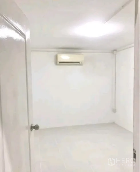 คลังสินค้า ให้เช่าในKhlong Sam Wa, Bangkok - ห้องออฟฟิศสีขาวภายในโกดัง พร้อมเครื่องปรับอากาศแบบแยกและพื้นกระเบื้อง