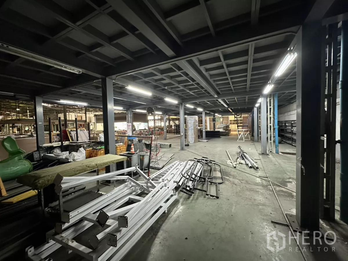 คลังสินค้า ให้เช่าในYan Nawa, Bangkok - พื้นที่ทำงานใต้ชั้นลอย เสาเหล็กและไฟแสงสว่าง