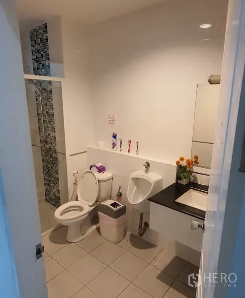 สำนักงานที่บ้าน ให้เช่าในChatuchak, Bangkok - ห้องน้ำสะอาดมีฝักบัว โถสุขภัณฑ์ และอ่างล้างหน้า