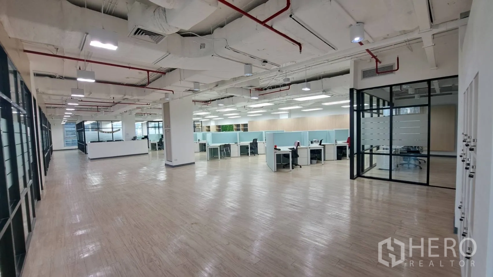 สำนักงาน ให้เช่าในYan Nawa, Bangkok - พื้นที่ทำงานโล่งกว้างพร้อมห้องประชุมกระจกและเพดานเปิด