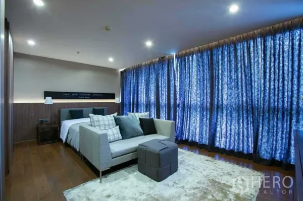 公寓 出售在Sathon, Bangkok - 大卧室带休闲区与木地板，厚遮光窗帘，曼谷公寓内部。