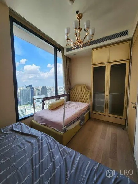 คอนโด ให้เช่า - ห้องนอนรอง วิวเมือง หน้าต่างสูง ตู้เสื้อผ้าสีทอง และโคมระย้า