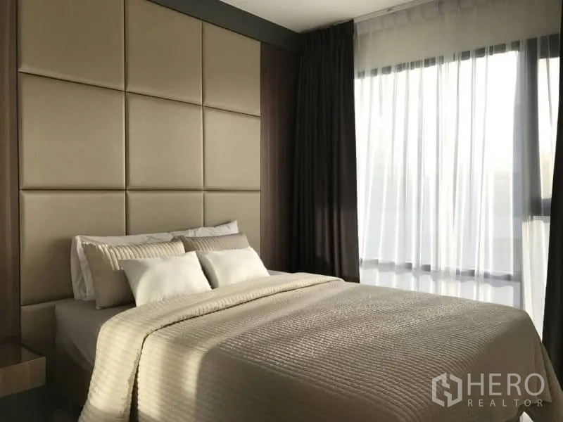 คอนโด ให้เช่าหรือขายในKhlong Toei, Bangkok - ห้องนอนสว่าง พนักหัวเตียงบุผ้า และผ้าม่านโปร่ง