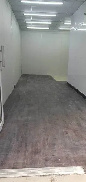 พื้นที่ขายปลีก ให้เช่าในKhlong Toei, Bangkok - พื้นร้านว่างปูพื้นลายไวนิล ผนังสีขาวสะอาดตา