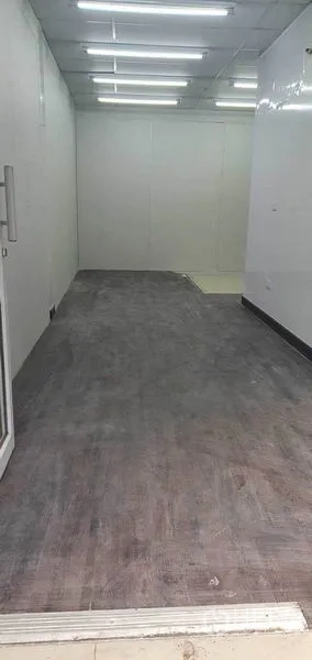 พื้นที่ขายปลีก ให้เช่าในKhlong Toei, Bangkok - พื้นร้านว่างปูพื้นลายไวนิล ผนังสีขาวสะอาดตา