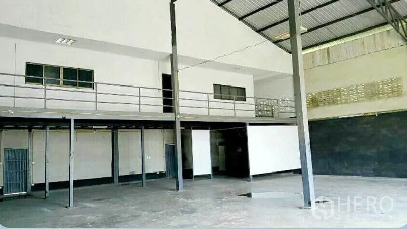 คลังสินค้า ให้เช่าในSai Mai, Bangkok - โถงกลางกว้างพร้อมชั้นลอย พื้นคอนกรีต และโครงหลังคาช่วงกว้าง