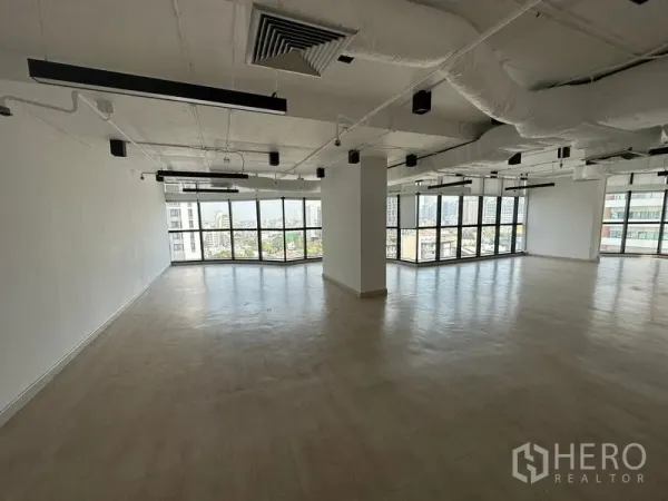 สำนักงาน ให้เช่า - มุมทำงานติดกระจกเต็มผนัง พร้อมไฟสไตล์อินดัสเทรียลทันสมัย
