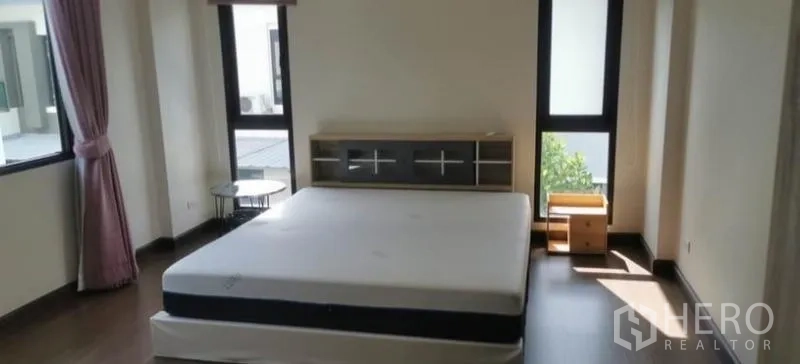 独立式住宅 出租 - 转角卧室，两扇高窗与平台床，日照充沛。