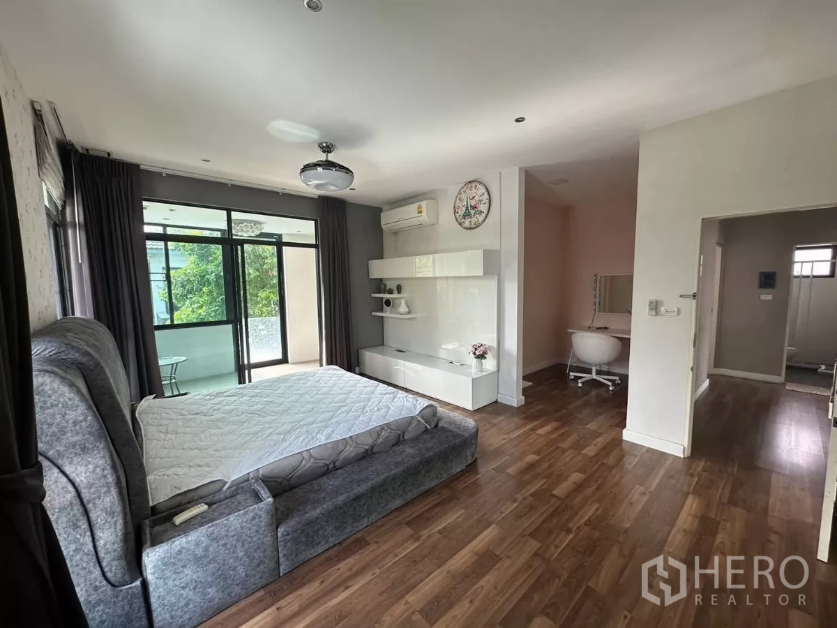 บ้าน ให้เช่าหรือขายในBang Kapi, Bangkok - ห้องนอนมาสเตอร์กว้าง พื้นไม้ บิวท์อิน และทางออกสู่ระเบียง